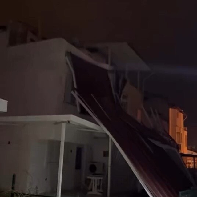 Aydın'da fırtınada çatılar uçtu, ağaçlar devrildi