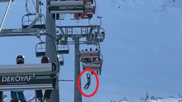 Düşen snowboardını almak için atlamaya çalıştığı telesiyejde asılı kaldı; o anlar kamerada
