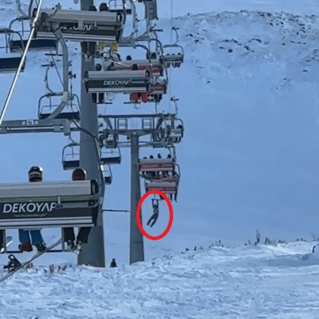 Düşen snowboardını almak için atlamaya çalıştığı telesiyejde asılı kaldı; o...