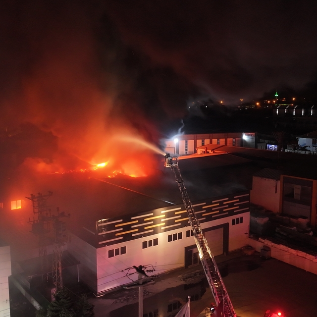 Düzce'de strafor fabrikasında çıkan yangına müdahale ediliyor