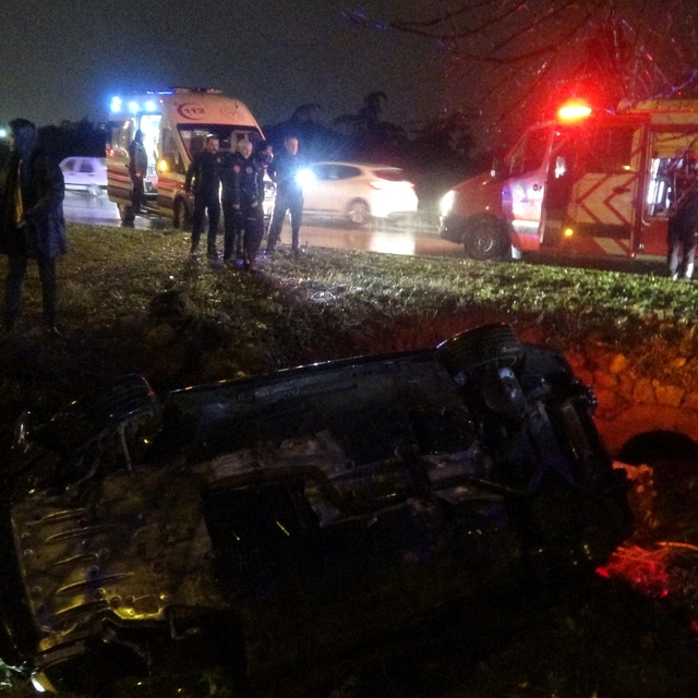 Yoldan çıkan lüks otomobil refüjdeki çukura düştü:3 yaralı