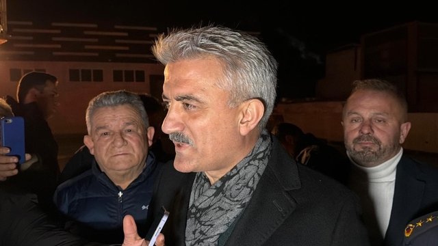 Düzce'de strafor fabrikasındaki yangını söndürme çalışmaları sürüyor
Vali Mehmet Makas:
"3 kişi de sağ salim kurtarıldı"
"Rüzgarla da mücadele ediyoruz, elektrikten kaynaklı olduğunu zannettiğimiz bir yangın var"