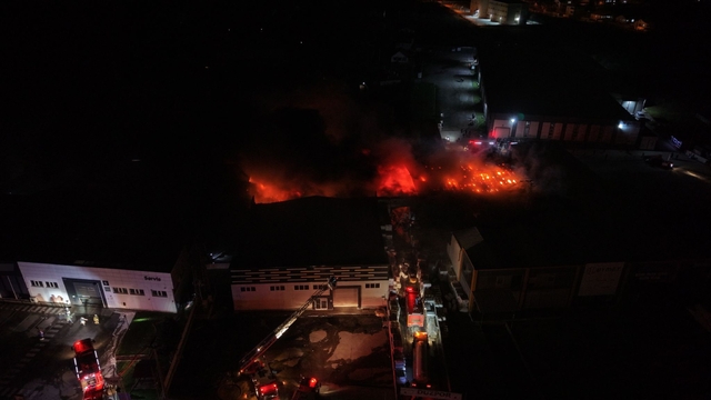 Düzce'deki fabrika yangını havadan görüntülendi