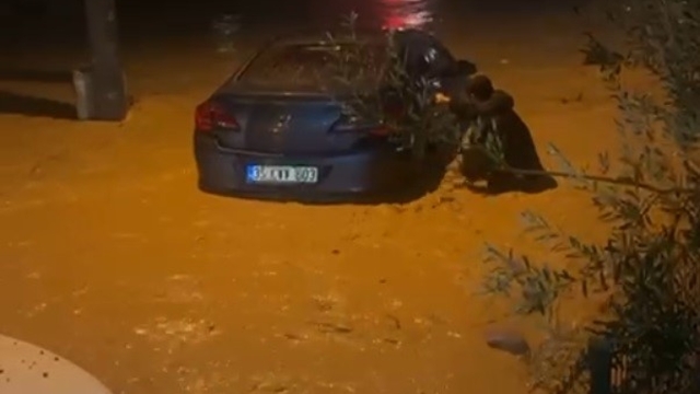 İzmir'de sağanak ve fırtına hayatı felç etti: Sel suları araçları sürükledi
Akıntıya kapılan yayayı polis ekipleri kurtarıldı