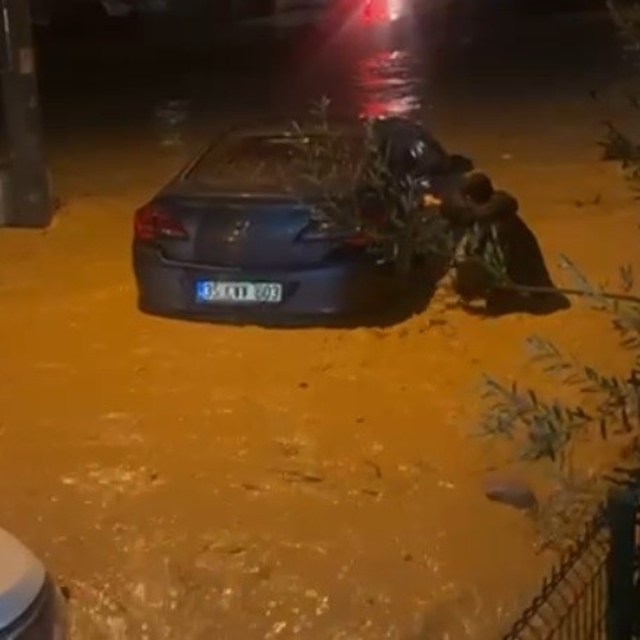 İzmir'de sağanak ve fırtına hayatı felç etti: Sel suları araçları sürükledi...