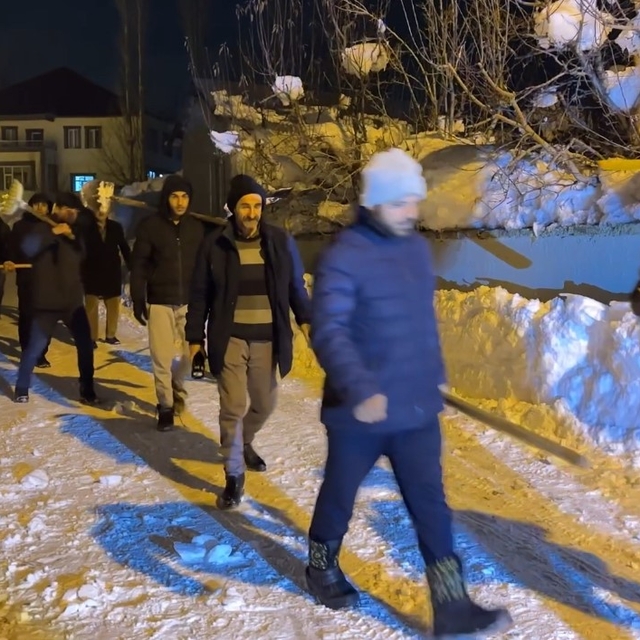 Yüksekova'da cemaat namazdayken çatı çöktü: İmam anons etti, köylü küreği v...