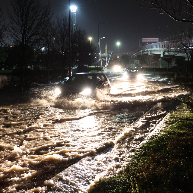 İzmir'de sağanak: Yollar göle döndü, ev ve iş yerlerini su bastı (2)