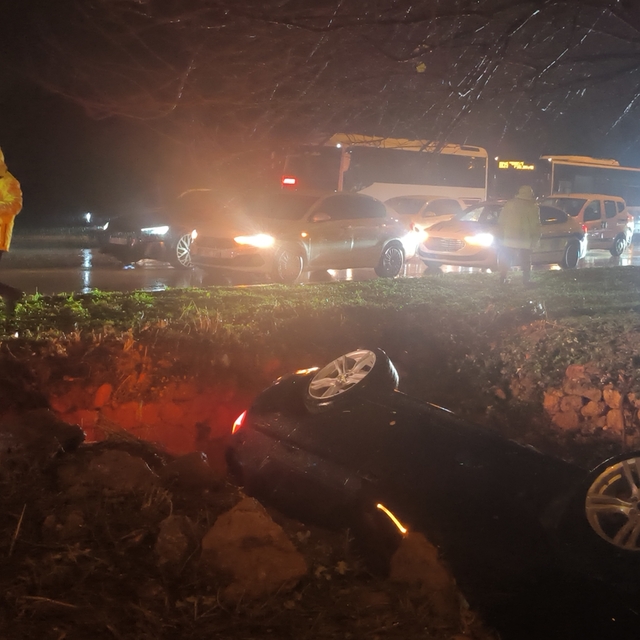 Antalya'da refüjdeki çukura düşen otomobildeki 3 kişi yaralandı