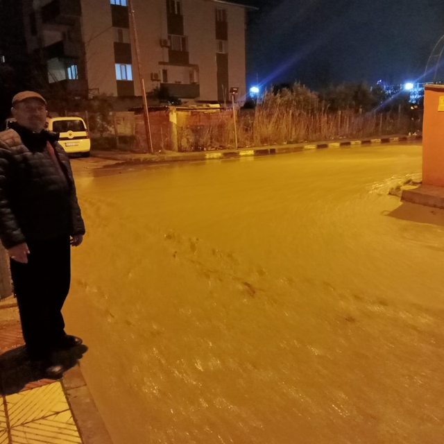 Manisa'da sağanak yağış etkili oldu: Otomobil dereye düştü, elektrikli otom...