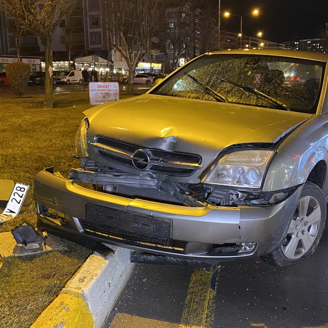 Çorum'da otomobil sinyalizasyon direğine çarptı: 1 yaralı