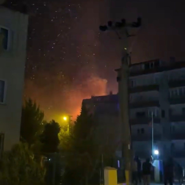 Terasta yakılan mangaldan savrulan kıvılcımlarla çatı katı yandı