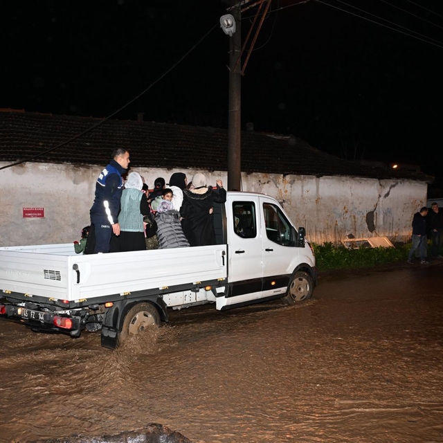 Manisa'da sağanak hayatı olumsuz etkiledi