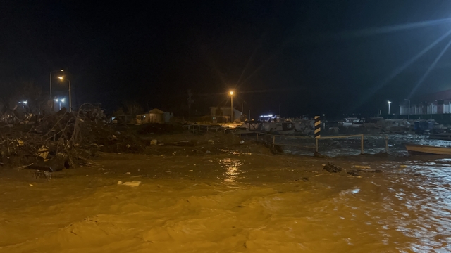 Çanakkale'de sağanak yağış nedeniyle Kepez Çayı taştı, sahil yolu trafiğe kapatıldı