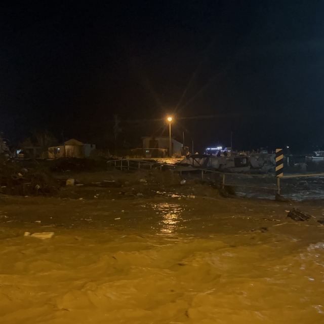 Çanakkale'de sağanak yağış nedeniyle Kepez Çayı taştı, sahil yolu trafiğe k...