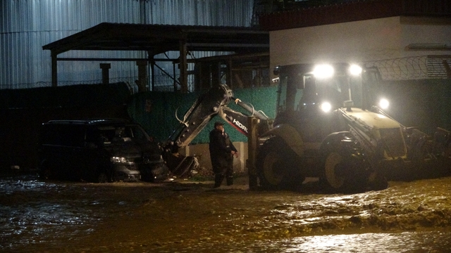 Taşan Kepez Çayı'nda mahsur kalan araç iş makinası yardımı ile kurtarıldı