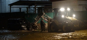 Taşan Kepez Çayı'nda mahsur kalan araç iş makinası yardımı ile kurtarıldı