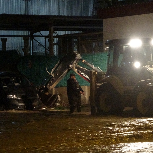 Taşan Kepez Çayı'nda mahsur kalan araç iş makinası yardımı ile kurtarıldı