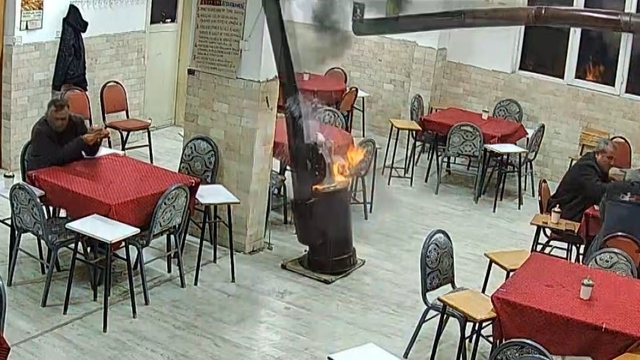 Güzel kokması için sobaya dökülen kolonya ortalığı savaş alanına çevirdi
Sobanın bomba gibi patladığı anlar güvenlik kamerasına yansıdı
"Güzel koksun" denildi, saniyeler sonra patladı: O anlar kamerada
Bomba gibi patlayan sobayı oturdukları yerden izlediler