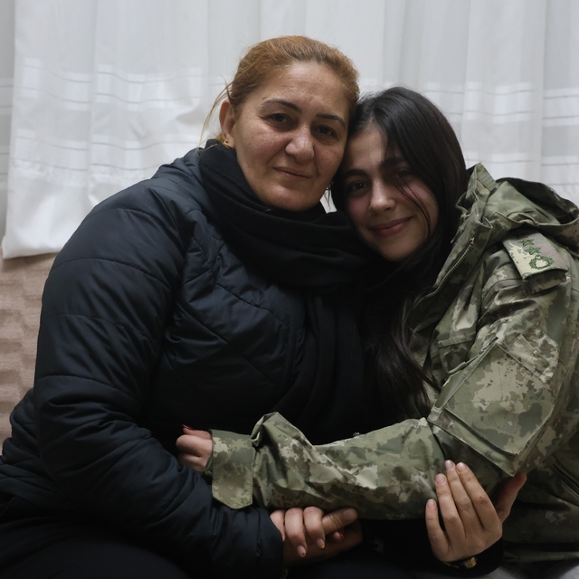 Depremzede Beliz'in, kendisine üşümesin diye montunu veren albayla görüşmes...