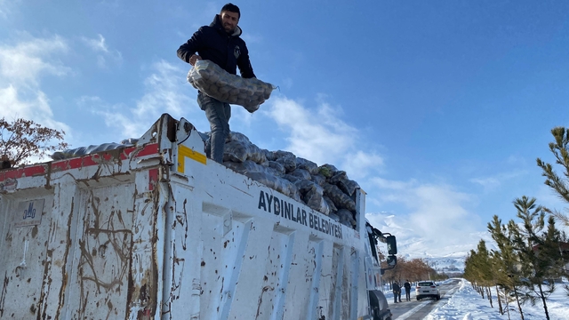 Adilcevaz'da ihtiyaç sahiplerine patates dağıtıldı