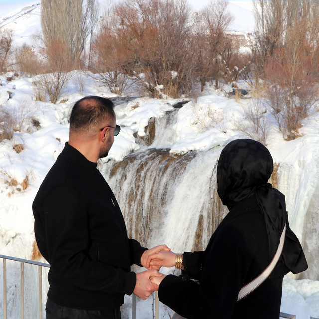 Donan Muradiye Şelalesi'ne ziyaretçi ilgisi