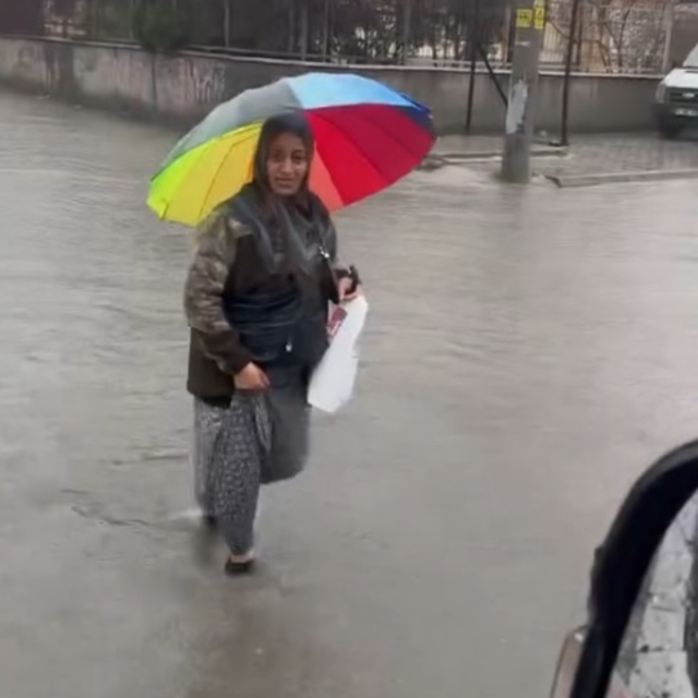 Adana'da sağanak hayatı olumsuz etkiledi