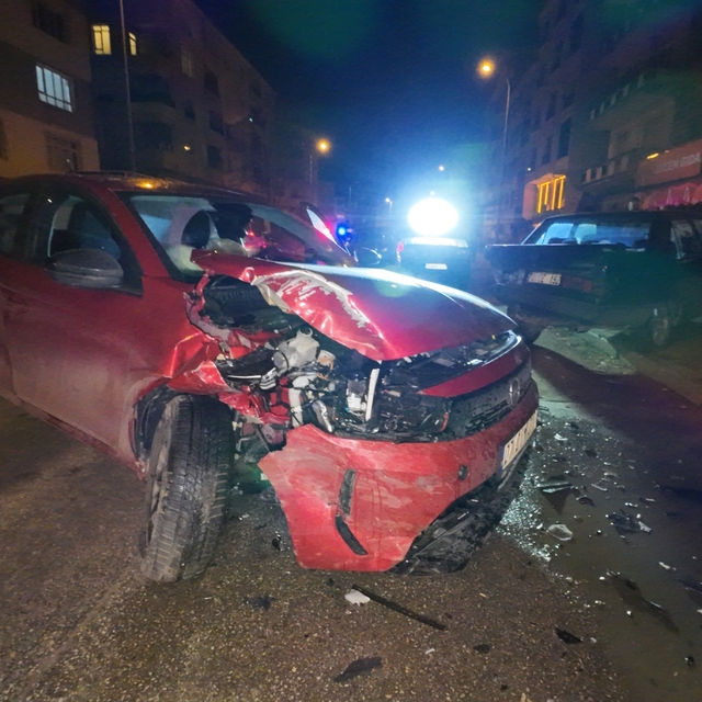 Karaman'da park halindeki araca çarpan otomobilin sürücüsü yaralandı