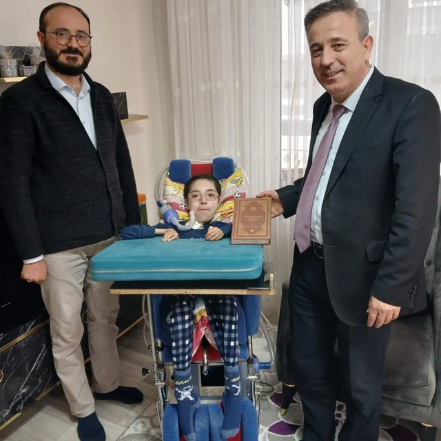 Kütahya İl Müftülüğünden evinde eğitim gören hasta öğrenciye anlamlı ziyare...