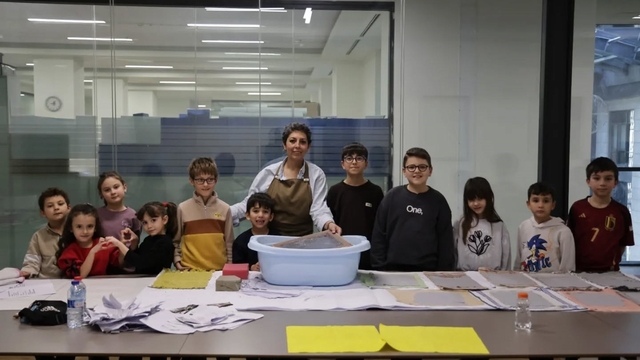 Kütahya'da çocuklardan "Atık Kâğıtlardan El Yapımı Kâğıda Elekte Kâğıt Yapım Workshop'a ilgi