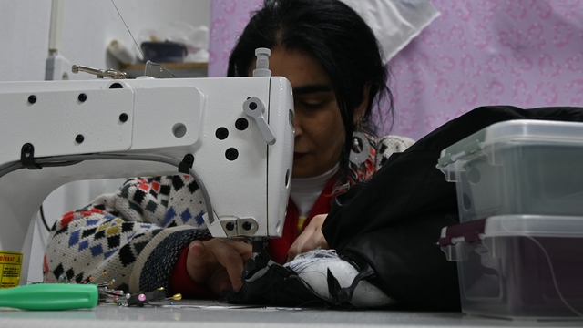 Eskiler sandıktan çıktı, terzilerde "Dönüşüm" mesaisi başladı
Tezilerde kış mesaisi: Eskiler dönüşüm ile yenileniyor
Bilinçli tüketicinin yeni adresi terziler: Küçük dokunuşlarla büyük tasarruf
Hazır giyim yerine sağlam dikiş tercih ediliyor
25 yıllık Terzi Hatice Kılıç:
"Vatandaş artık giymediğini çöpe atmıyor, dönüştürüyor"
"Tamirat aile ekonomisine can simidi oluyor"