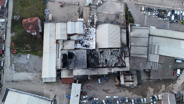 Düzce'de strafor fabrikasında hasarın boyutu ortaya çıktı
Sert rüzgar nedeniyle bölgede güvenlik önlemleri alındı
Yeni bir yangın çıkma ihtimaline karşı itfaiye ekipleri nöbet bekliyor