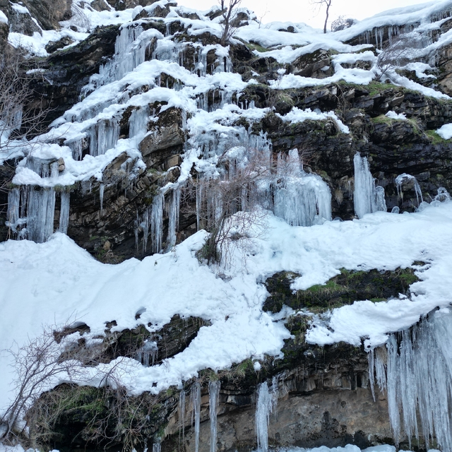 Şırnak'ta etkili olan karla 'Kanlıdere' beyaza büründü