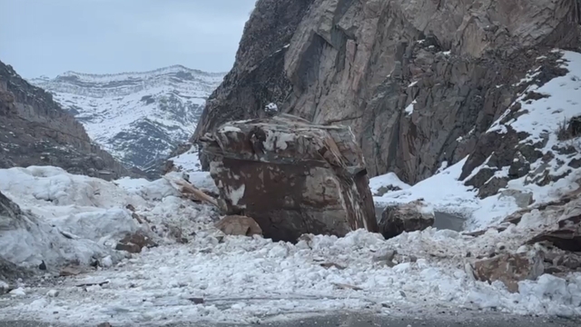 Dağdan kopan dev kaya yolu ulaşıma kapattı