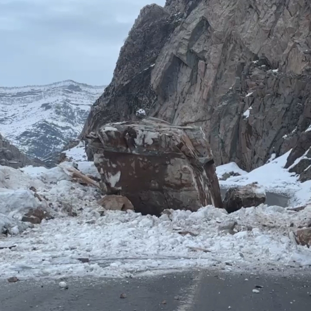 Dağdan kopan dev kaya yolu ulaşıma kapattı