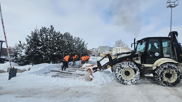 Aydıntepe'de karla mücadele ilçe genelinde devam ediyor