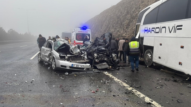 Gaziantep'te zincirleme kazada ortalık savaş alanına döndü: 2 ölü, çok sayıda yaralı
Yoğun sis ve yağış kazaya neden oldu
Lüks otomobiller hurdaya döndü
