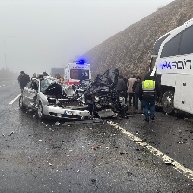 Gaziantep'te zincirleme kazada ortalık savaş alanına döndü: 2 ölü, çok sayı...