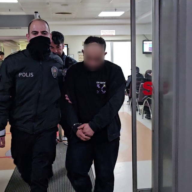 Kendisini yakalayan bekçinin parmağını ısırdı "Ben bir şey yapmadım" dedi
"...