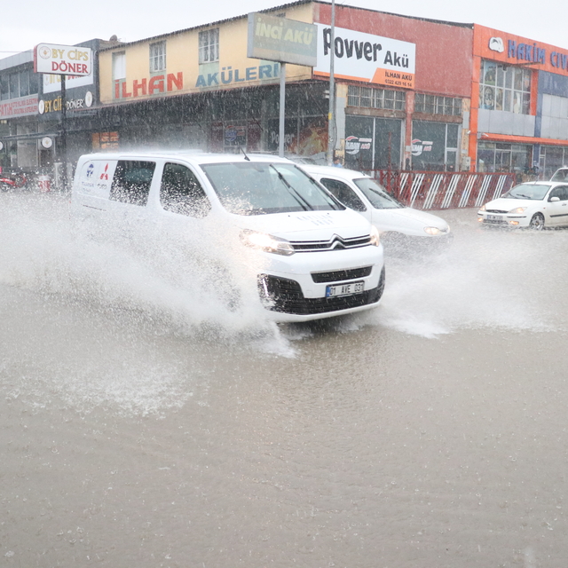 Adana'da kuvvetli yağış hayatı olumsuz etkiledi