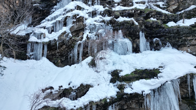Şırnak'ta etkili olan karla 'Kanlıdere' beyaza büründü