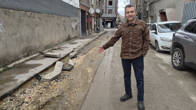 Altyapı çalışmaları sırasında bozulan sokağın onarılması bekleniyor
Yaklaşık 2 aydır bu halde olan sokak vatandaşın günlük yaşamını zorlaştırıyor
Murat Demir: "Burası böyle kendi haline terk edildi"
Kamil Kara: "Usta bulup biz yaptıralım, parasını versinler"