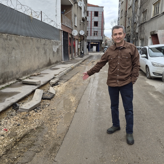 Altyapı çalışmaları sırasında bozulan sokağın onarılması bekleniyor
Yaklaşı...