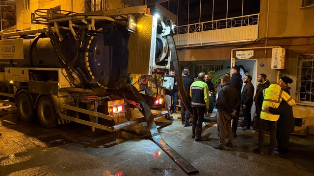 İzmir gece sağanak yağışa teslim oldu, ekipler gece boyunca sahada görev yaptı
Düşen yağış miktarı metrekare başına Buca'da 80 kilogram, Konak'ta ise 63 kilogram olarak ölçüldü