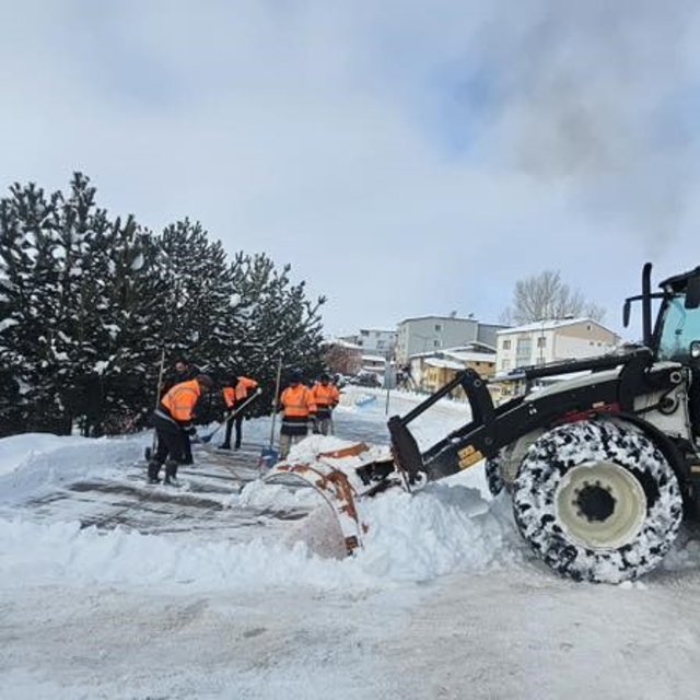Aydıntepe'de karla mücadele ilçe genelinde devam ediyor