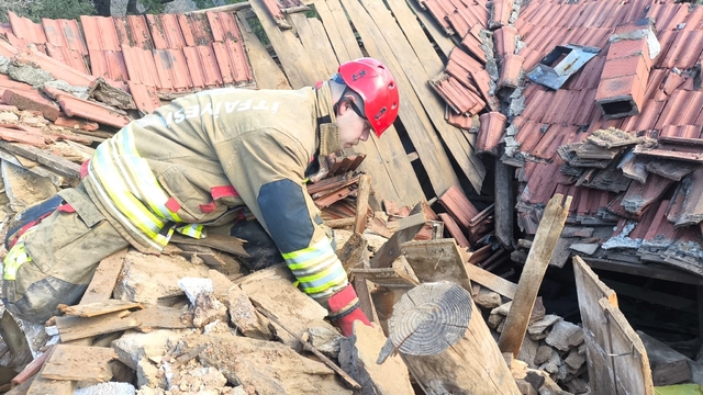 Manisa'da kerpiç ev çöktü: 1 yaralı