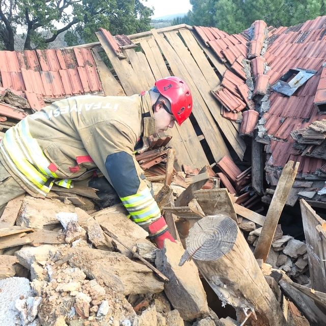 Manisa'da kerpiç ev çöktü: 1 yaralı