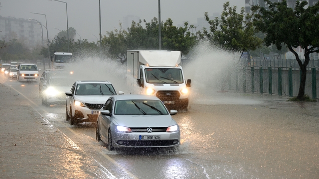 Adana'da şiddetli yağış yolları göle çevirdi, apartmanları su bastı