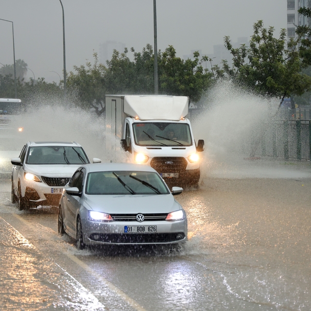 Adana'da şiddetli yağış yolları göle çevirdi, apartmanları su bastı