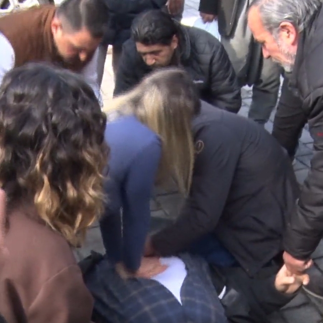 Gaziantep'te kalbi duran yaşlı adama yoldan geçen vatandaşlar kalp masajı y...