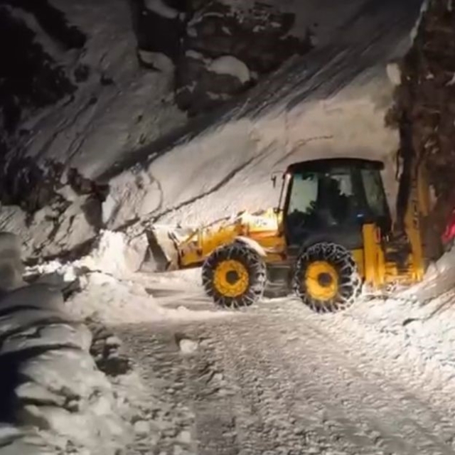 Pervari'de çığ düşen yol ulaşıma açıldı